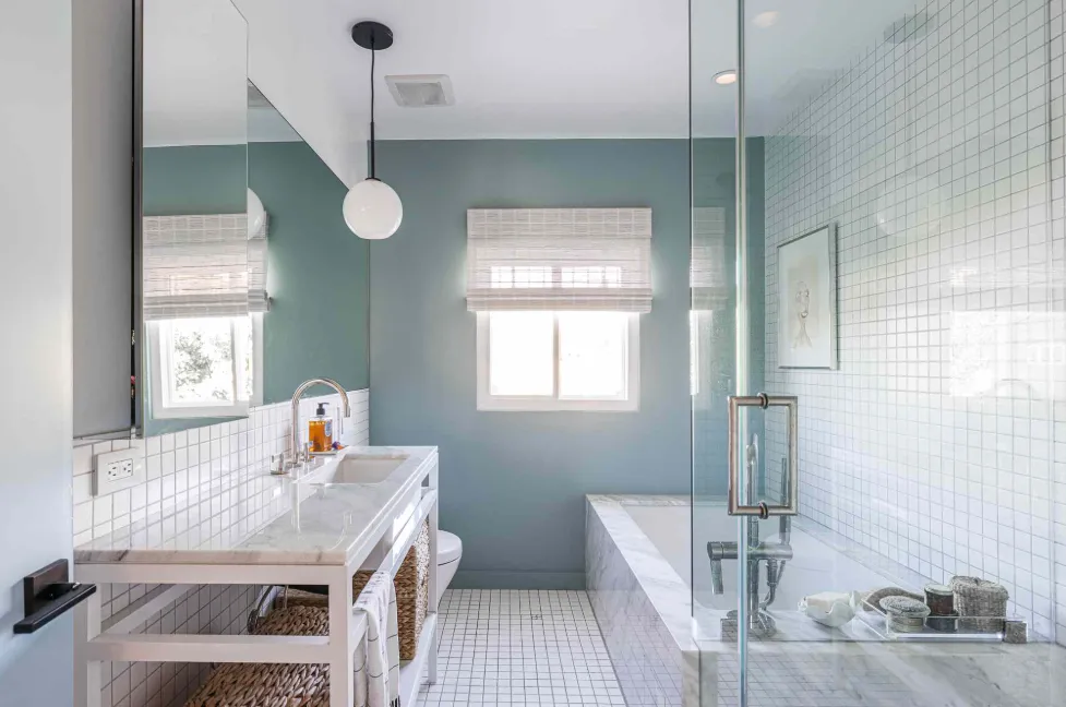 How Tile Choices Can Make a Small Bathroom Feel More Resolved
